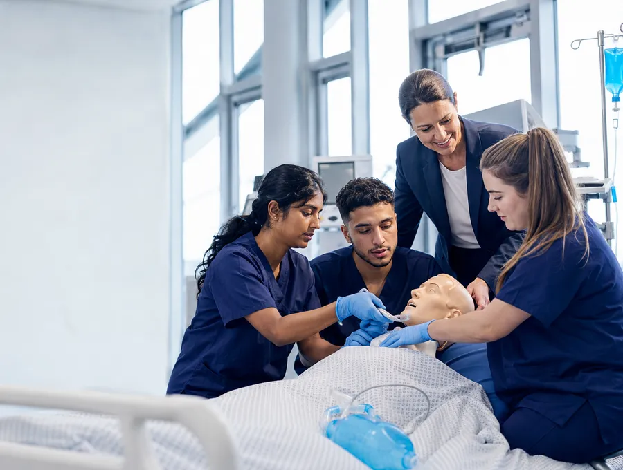 Internationale Pflegefachkraft bei der praktischen Kenntnisprüfung im SkillsLab